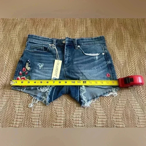 BlankNYC Women's Denim Shorts, Rose & Butterfly Embroidery, Size 27, NWT - Picture 8 of 9